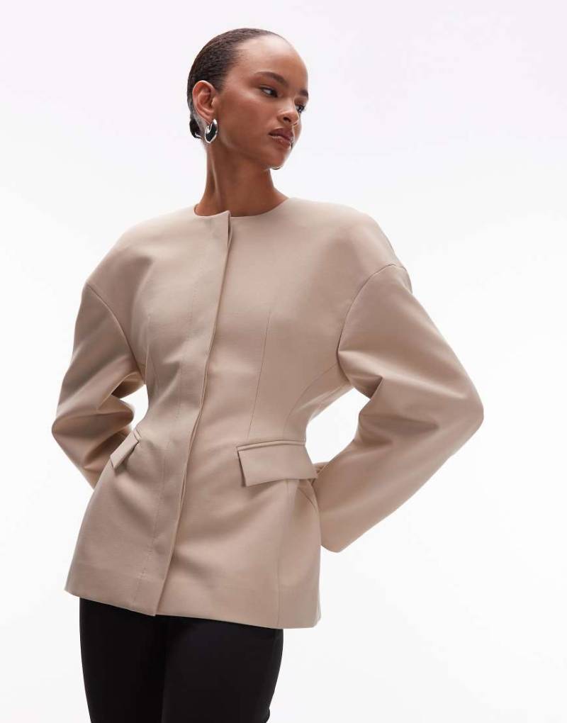 ASOS DESIGN - Geformter, kragenloser Blazer in Camel-Neutral von ASOS DESIGN