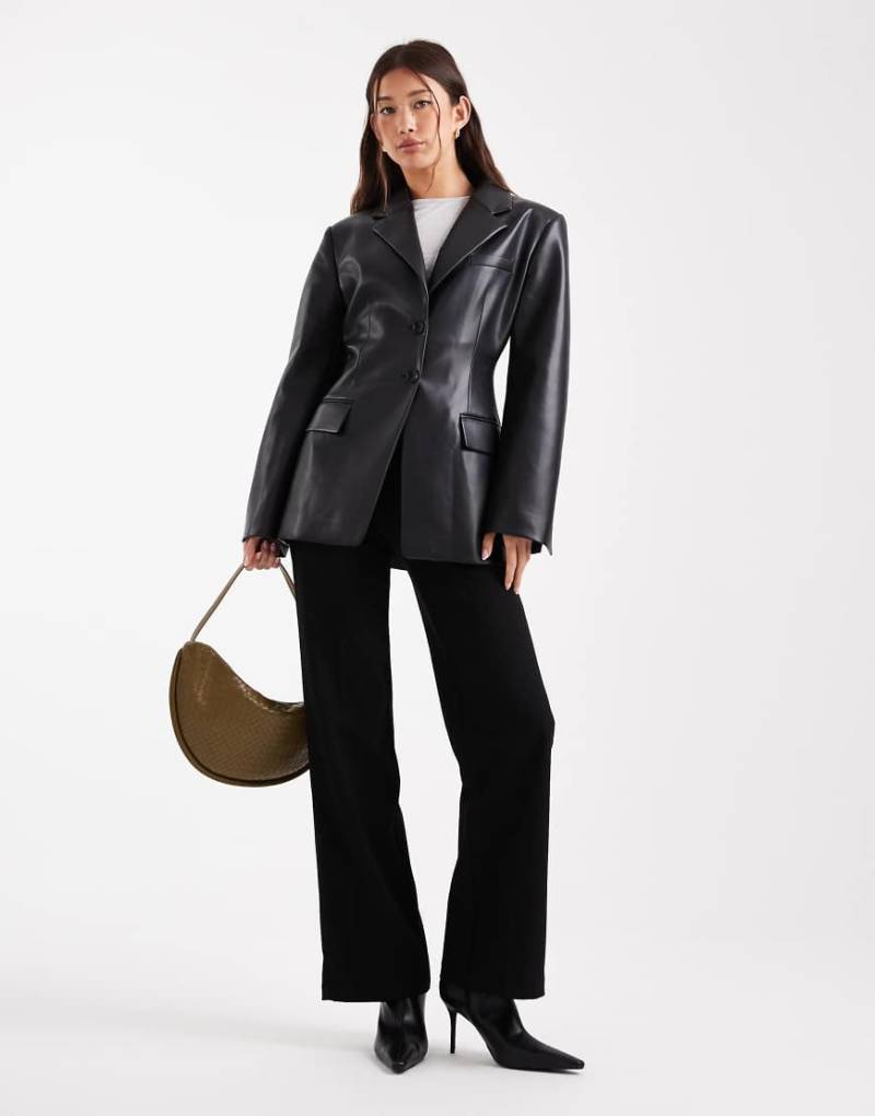 ASOS DESIGN - Geformter, taillierter Blazer aus Kunstleder in Schwarz von ASOS DESIGN