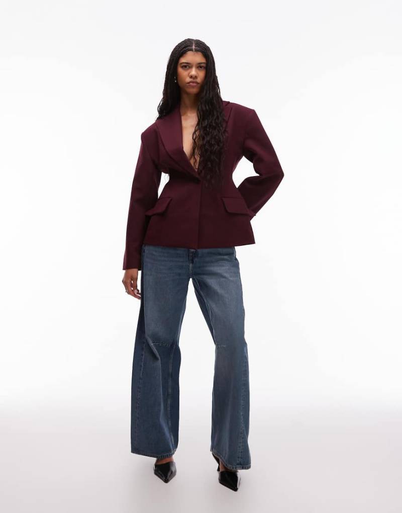 ASOS DESIGN - Geformter, taillierter Blazer in Pflaume-Rot von ASOS DESIGN