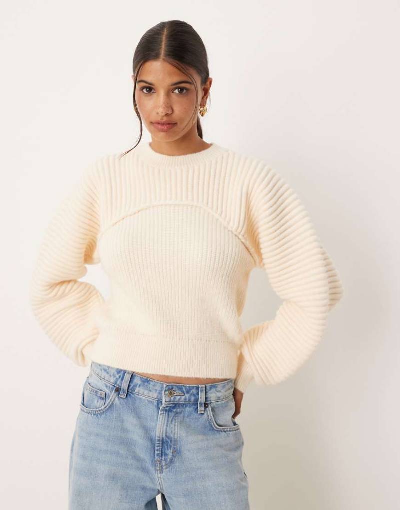 ASOS DESIGN - Geformter Strickpullover in Ecru-Weiß von ASOS DESIGN
