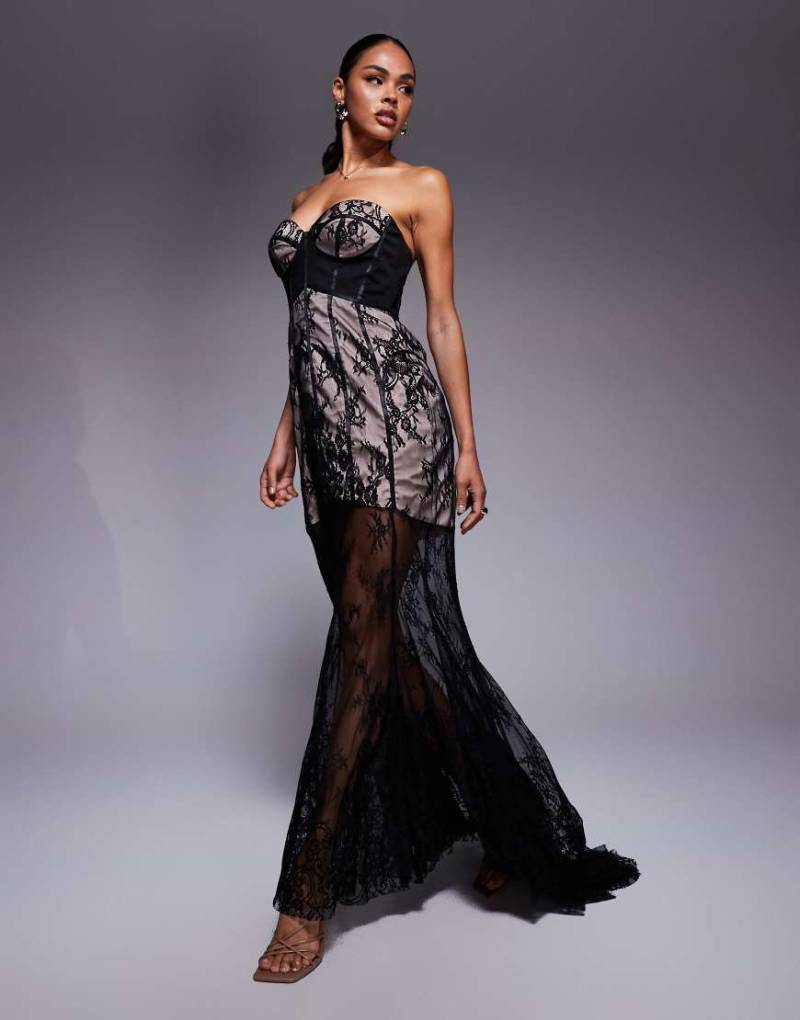 ASOS DESIGN - Geformtes, trägerloses Maxikleid aus Spitze in Schwarz mit Korsett mit Stäbchen, Schwalbenschwanzsaum und Kontrastfutter von ASOS DESIGN