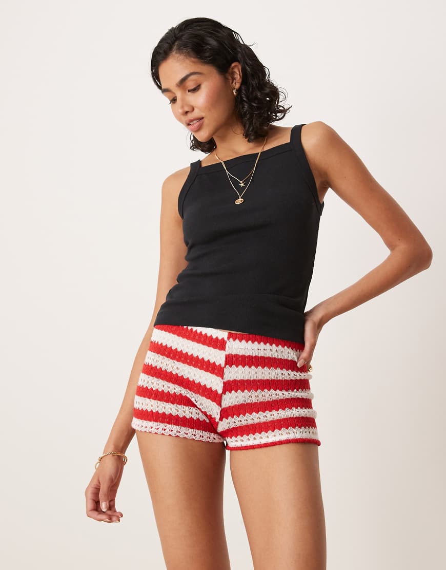 ASOS DESIGN - Gehäkelte Mikro-Shorts in Rot-Weiß gestreift-Bunt ASOS DESIGN - Gehäkelte Mikro-Shorts in Rot-Weiß gestreift-Bunt von ASOS DESIGN
