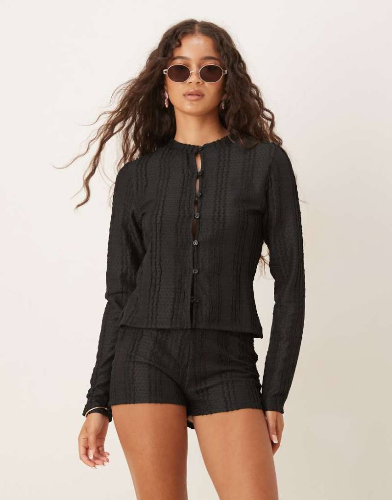 ASOS DESIGN - Gehäkelte Mikro-Shorts in Schwarz mit Rüschen, Kombiteil ASOS DESIGN - Gehäkelte Mikro-Shorts in Schwarz mit Rüschen, Kombiteil von ASOS DESIGN