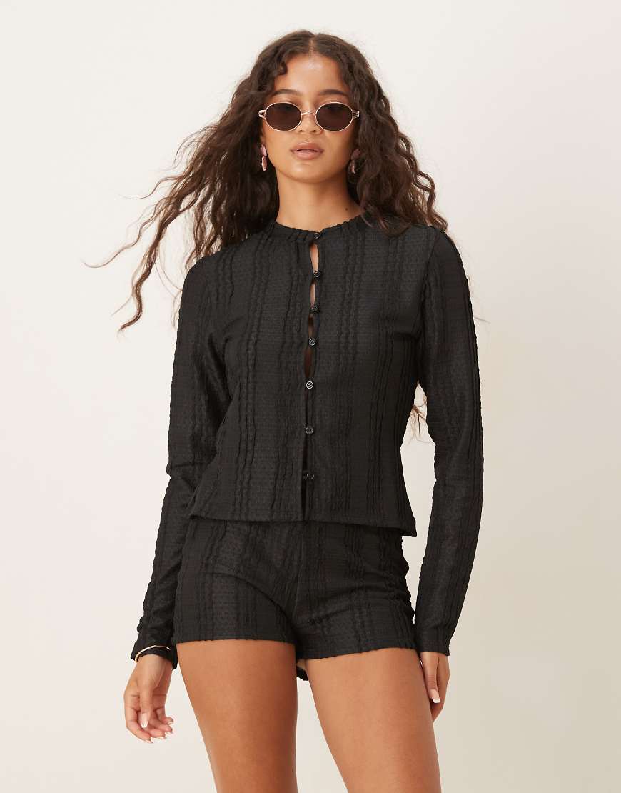 ASOS DESIGN - Gehäkelte Mikro-Shorts in Schwarz mit Rüschen, Kombiteil ASOS DESIGN - Gehäkelte Mikro-Shorts in Schwarz mit Rüschen, Kombiteil von ASOS DESIGN