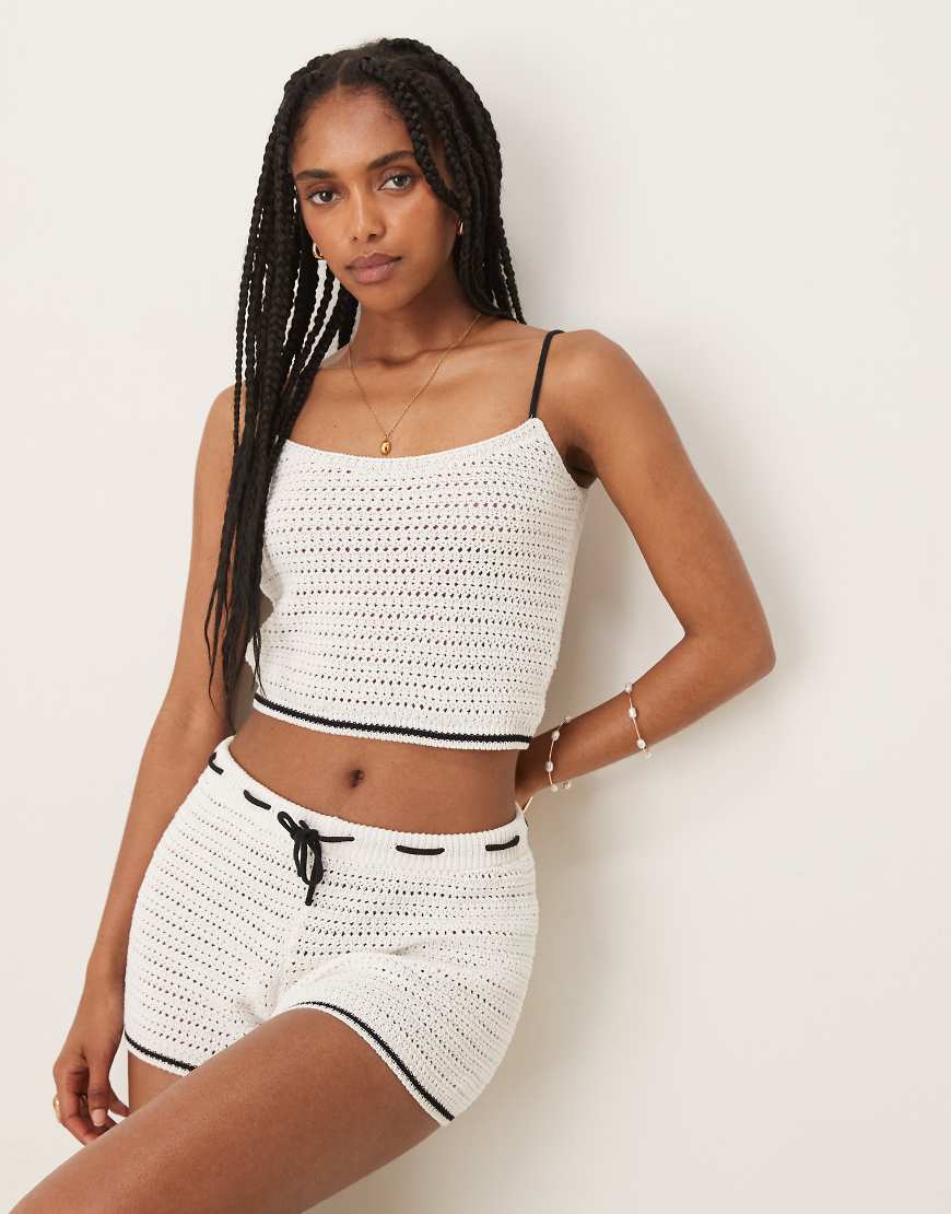ASOS DESIGN - Gehäkelte Shorts in Ecru mit kontrastierenden Bindebändern, Kombiteil-Neutral ASOS DESIGN - Gehäkelte Shorts in Ecru mit kontrastierenden Bindebändern, Kombiteil-Neutral von ASOS DESIGN