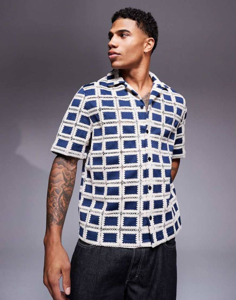 ASOS DESIGN - Kastiges Häkel-Hemd in Marineblau mit Reverskragen von ASOS DESIGN
