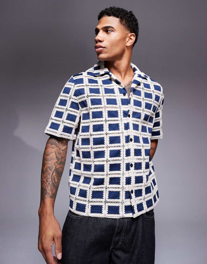 ASOS DESIGN - Kastiges Häkel-Hemd in Marineblau mit Reverskragen ASOS DESIGN - Kastiges Häkel-Hemd in Marineblau mit Reverskragen von ASOS DESIGN