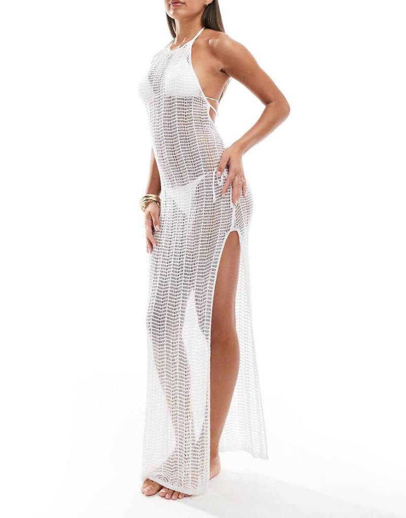 ASOS DESIGN - Gehäkeltes Maxi-Strandkleid in Weiß mit Neckholder von ASOS DESIGN