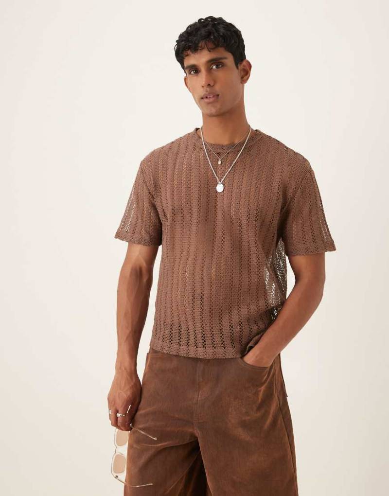ASOS DESIGN - Gehäkeltes T-Shirt in Braun, lockere Passform von ASOS DESIGN