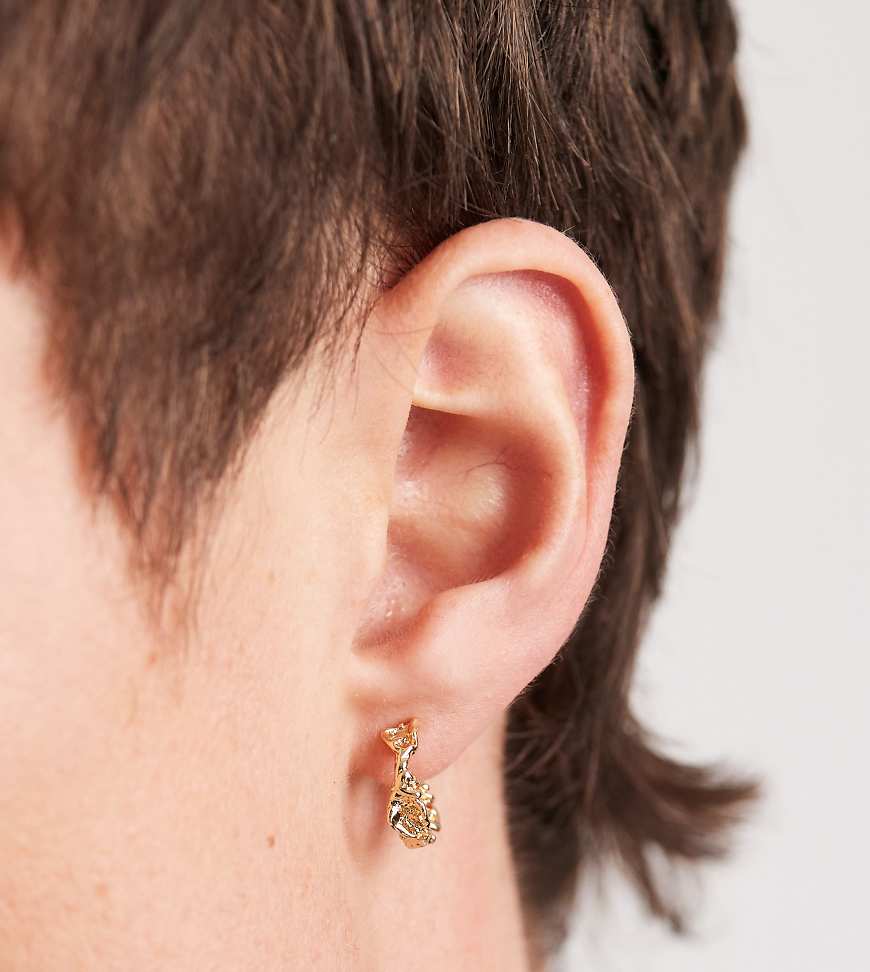 ASOS DESIGN - Gehämmerte goldfarbene Creolen im geschmolzenen Design von ASOS DESIGN