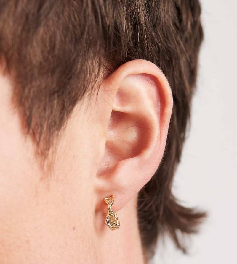 ASOS DESIGN - Gehämmerte goldfarbene Creolen im geschmolzenen Design von ASOS DESIGN