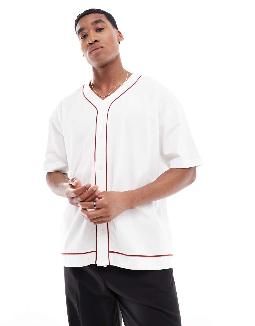 ASOS DESIGN - Geknöpftes Baseball-T-Shirt in Weiß mit farblich abgesetzter Paspelierung und Oversize-Schnitt ASOS DESIGN - Geknöpftes Baseball-T-Shirt in Weiß mit farblich abgesetzter Paspelierung und Oversize-Schnitt von ASOS DESIGN