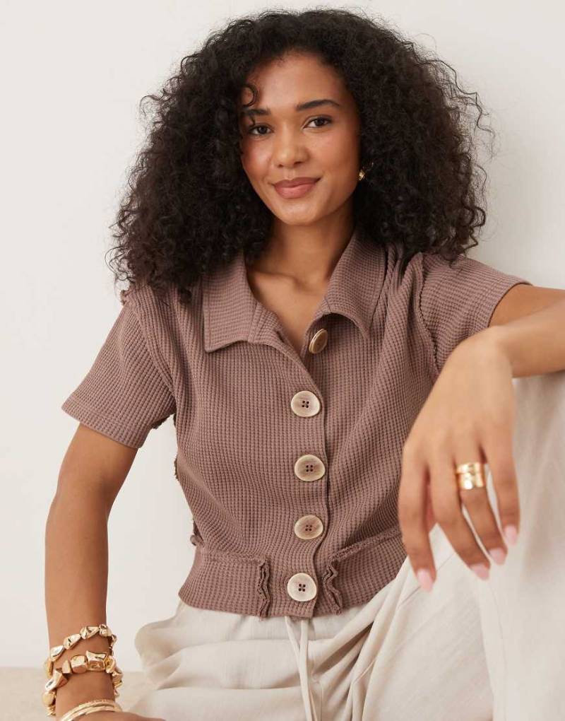 ASOS DESIGN - Geknöpftes Cropped Hemd in verwaschenem Schokobraun mit Waffel-Struktur von ASOS DESIGN