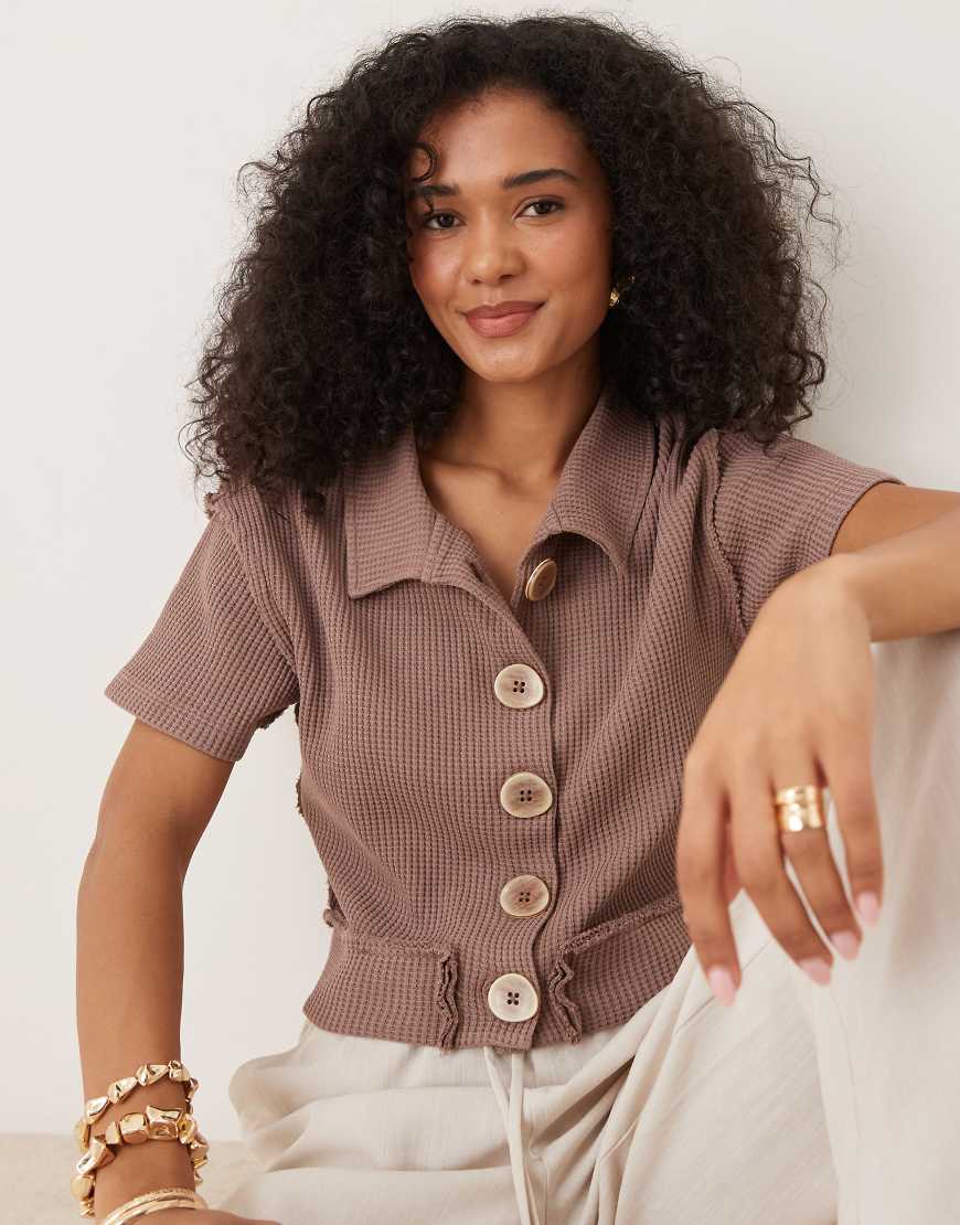 ASOS DESIGN - Geknöpftes Cropped Hemd in verwaschenem Schokobraun mit Waffel-Struktur ASOS DESIGN - Geknöpftes Cropped Hemd in verwaschenem Schokobraun mit Waffel-Struktur von ASOS DESIGN
