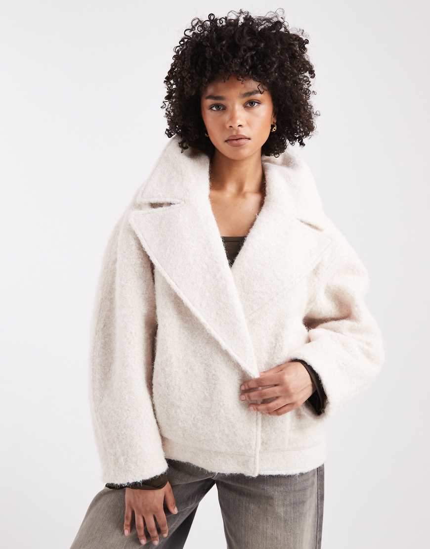 ASOS DESIGN - Gemütliche Oversize-Cabanjacke in Cremeweiß mit ausgeprägter Schulterpartie von ASOS DESIGN