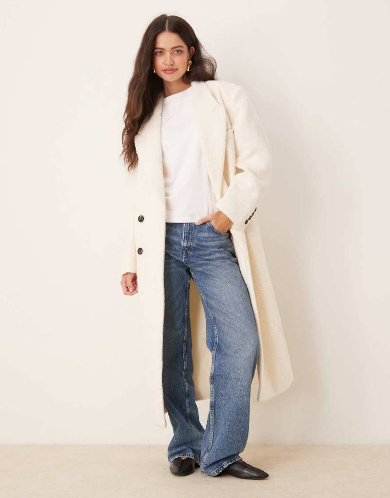 ASOS DESIGN - Gemütlicher Dad-Mantel aus Bouclé in Cremeweiß von ASOS DESIGN