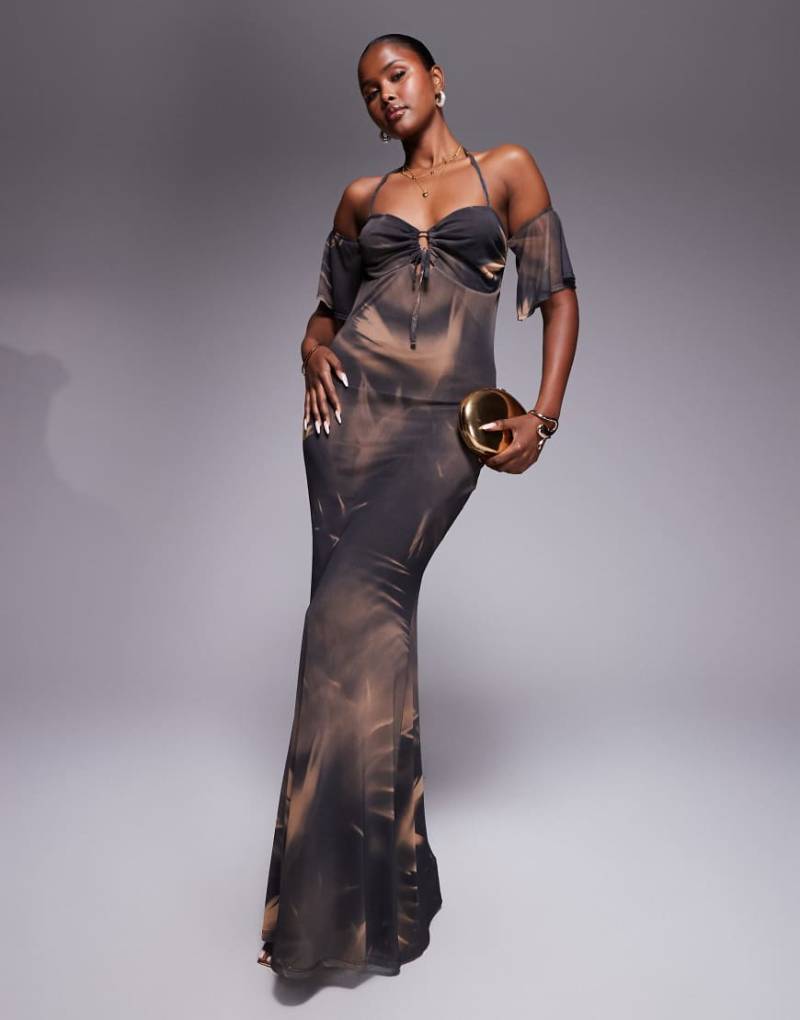 ASOS DESIGN - Gemustertes Maxikleid mit Carmen-Ausschnitt, geraffter Vorderseite und Flatterärmeln-Bunt von ASOS DESIGN