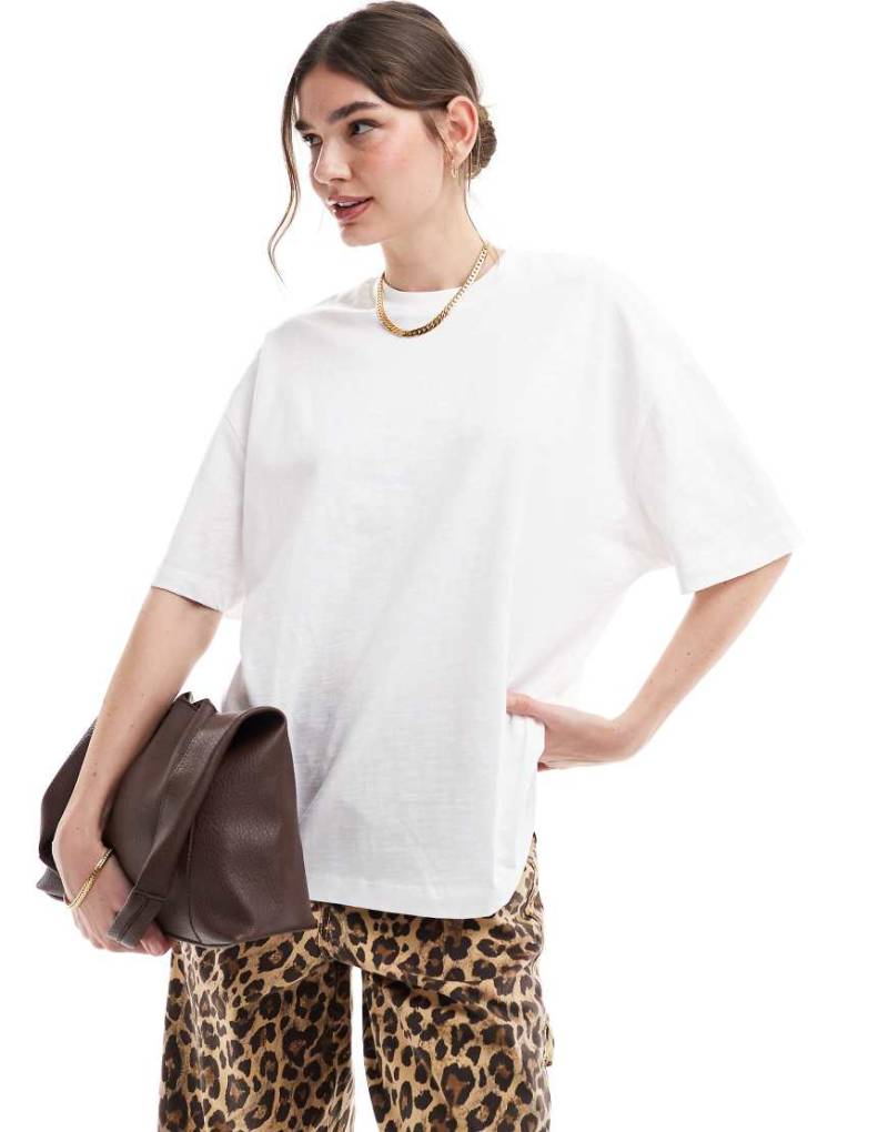 ASOS DESIGN - Genopptes Oversize-T-Shirt in Weiß von ASOS DESIGN