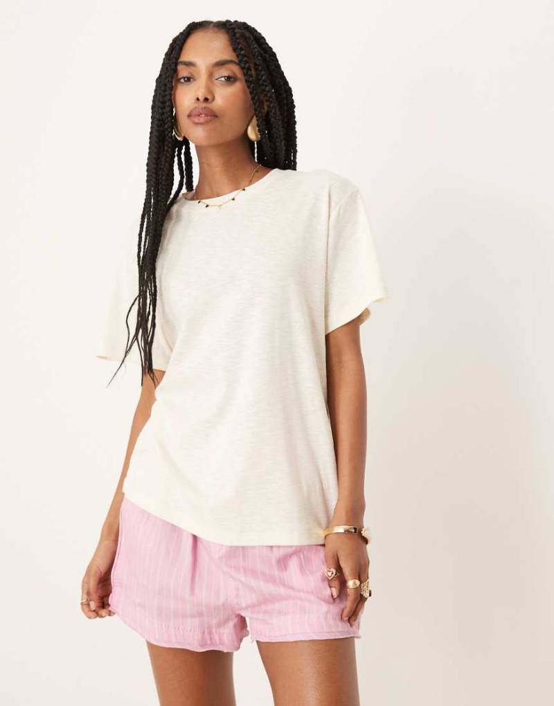 ASOS DESIGN - Genopptes Regular Fit T-Shirt in Weiß von ASOS DESIGN