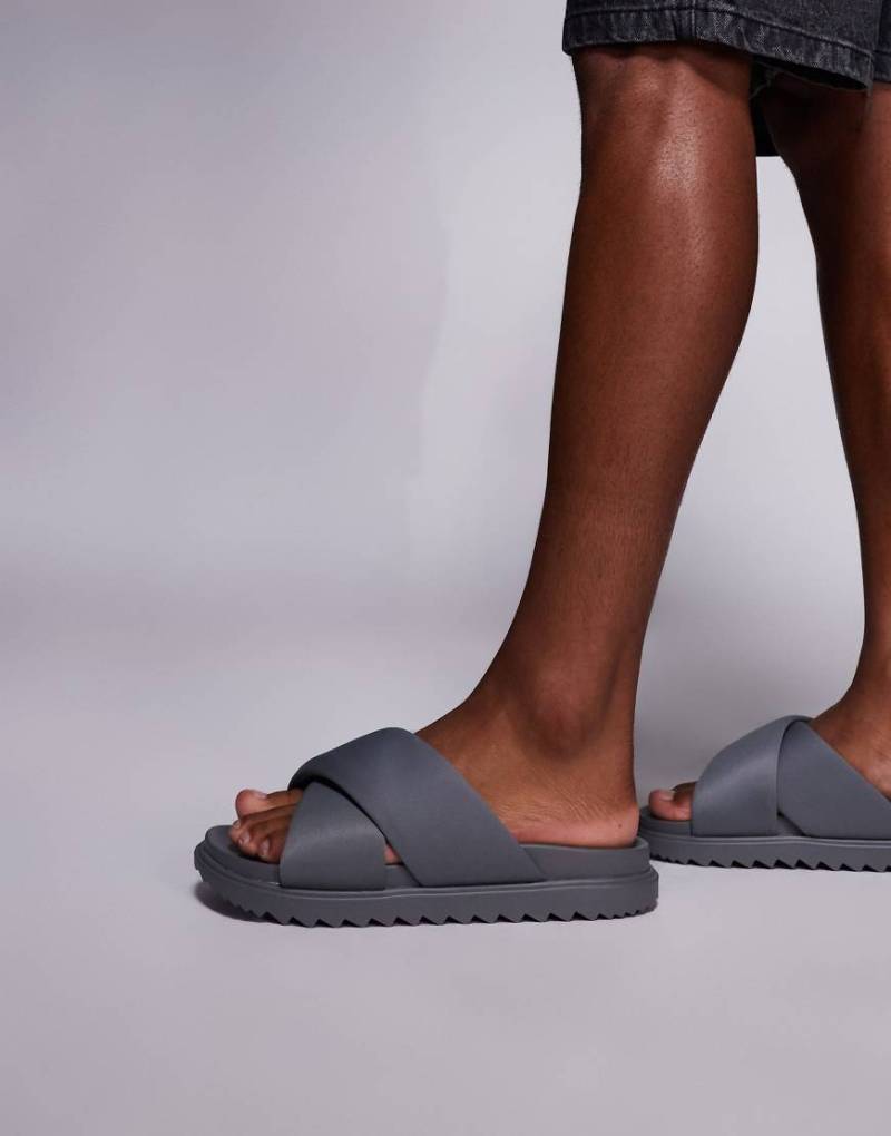 ASOS DESIGN - Gepolsterte Sandalen in Grau mit überkreuzten Riemen von ASOS DESIGN