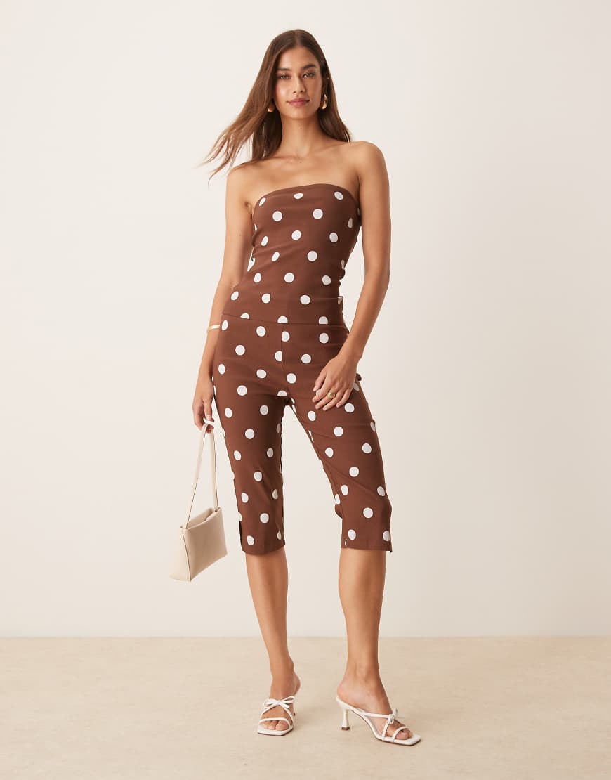 ASOS DESIGN - Gepunktete Capri-Hose aus Bengaline in Braun ASOS DESIGN - Gepunktete Capri-Hose aus Bengaline in Braun von ASOS DESIGN