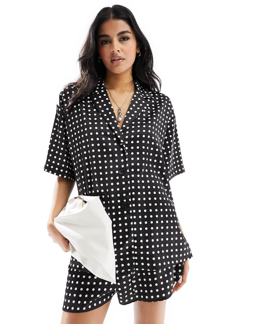 ASOS DESIGN - Gepunktete Satin-Hemdbluse in Schwarz-Weiß mit Reverskragen, Kombiteil-Bunt ASOS DESIGN - Gepunktete Satin-Hemdbluse in Schwarz-Weiß mit Reverskragen, Kombiteil-Bunt von ASOS DESIGN