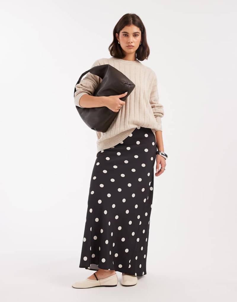 ASOS DESIGN - Gepunkteter, asymmetrischer Maxirock aus Satin-Bunt von ASOS DESIGN