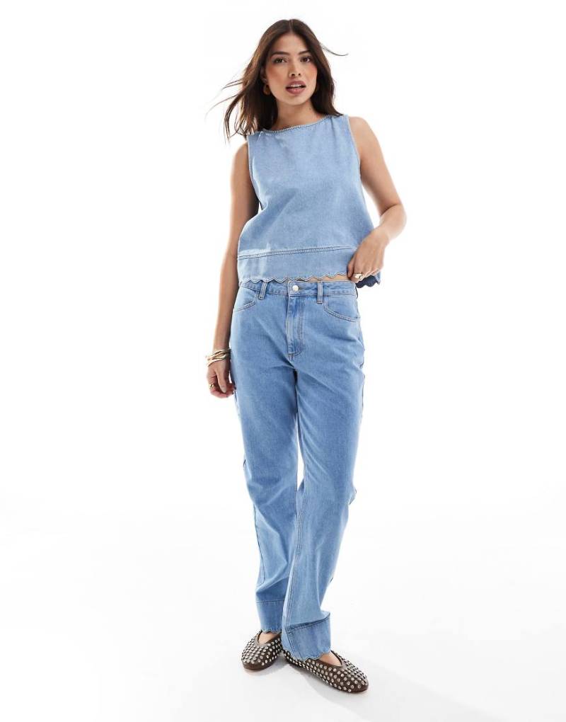 ASOS DESIGN - Gerade Jeans in Mittelblau mit Muschelsaum im Stil der 90er von ASOS DESIGN