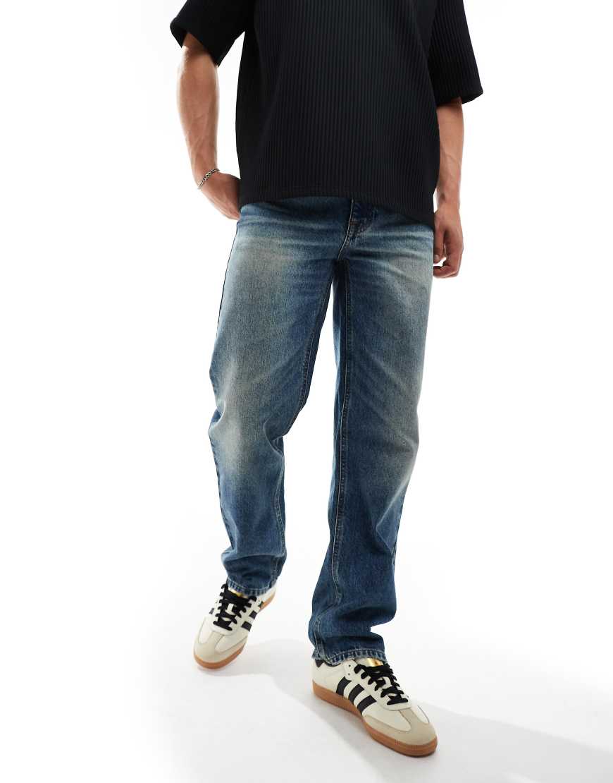 ASOS DESIGN - Jeans mit geradem Schnitt in stark verwaschenem Mittelblau ASOS DESIGN - Jeans mit geradem Schnitt in stark verwaschenem Mittelblau von ASOS DESIGN