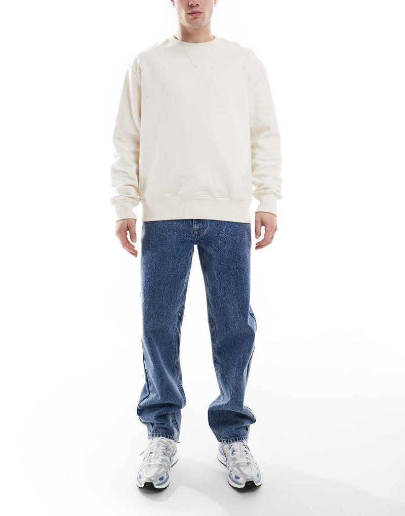 ASOS DESIGN - Gerade Jeans in mittelblauer Waschung von ASOS DESIGN