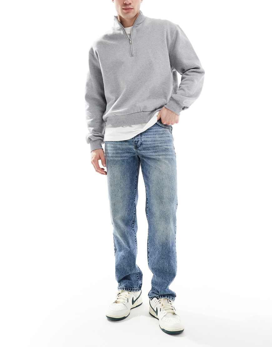 ASOS DESIGN - Gerade Jeans in mittelblauer Waschung von ASOS DESIGN