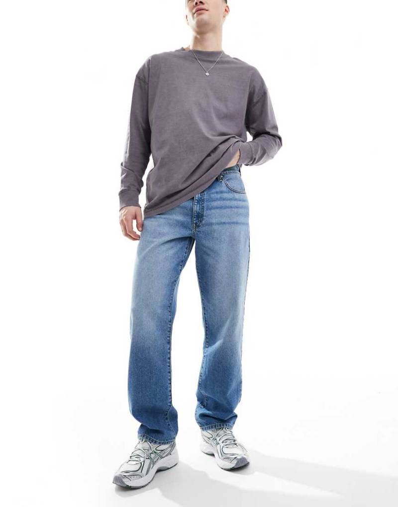 ASOS DESIGN - Gerade Jeans in mittelblauer Waschung von ASOS DESIGN