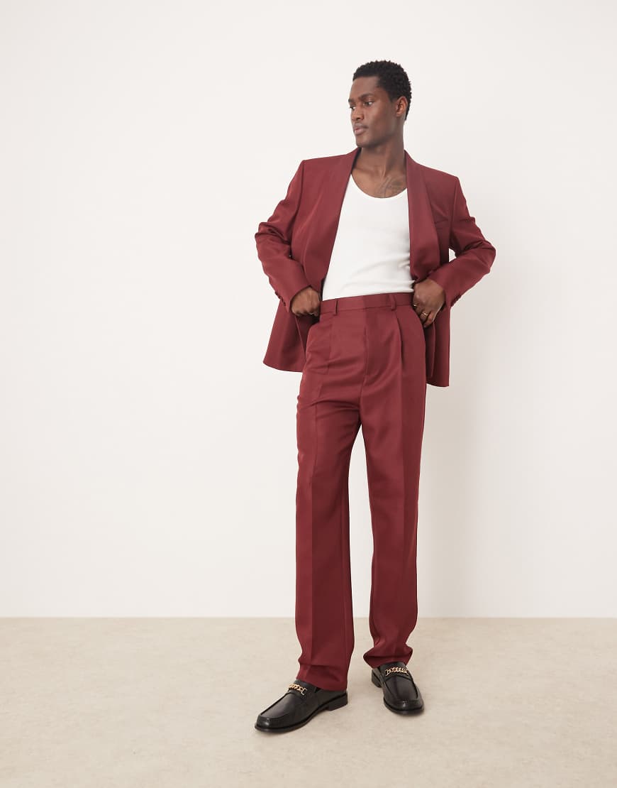 ASOS DESIGN - Gerade geschnittene Anzughose aus mattem Satin in Burgunderrot ASOS DESIGN - Gerade geschnittene Anzughose aus mattem Satin in Burgunderrot von ASOS DESIGN
