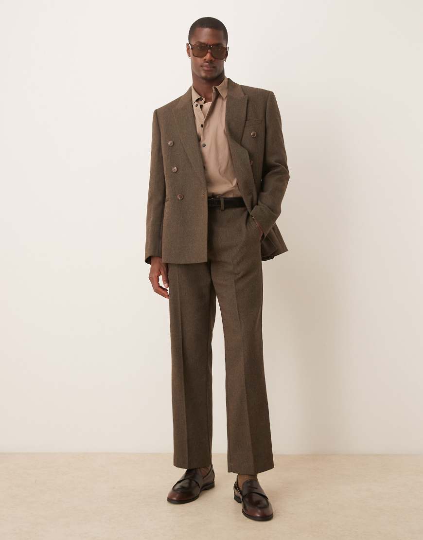 ASOS DESIGN - Gerade geschnittene Anzughose in Braun aus Wollmix mit Fischgrätmuster von ASOS DESIGN