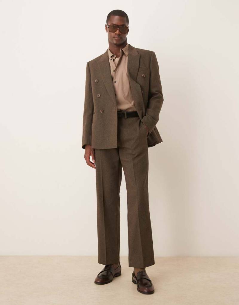 ASOS DESIGN - Gerade geschnittene Anzughose in Braun aus Wollmix mit Fischgrätmuster von ASOS DESIGN