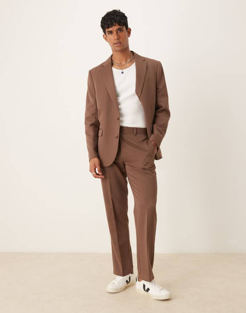 ASOS DESIGN - Gerade geschnittene Anzughose in Braun mit französischer Nahtverzierung von ASOS DESIGN