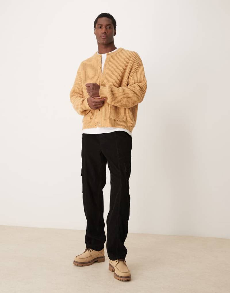 ASOS DESIGN - Gerade geschnittene Cargohose aus Cord in Schwarz von ASOS DESIGN