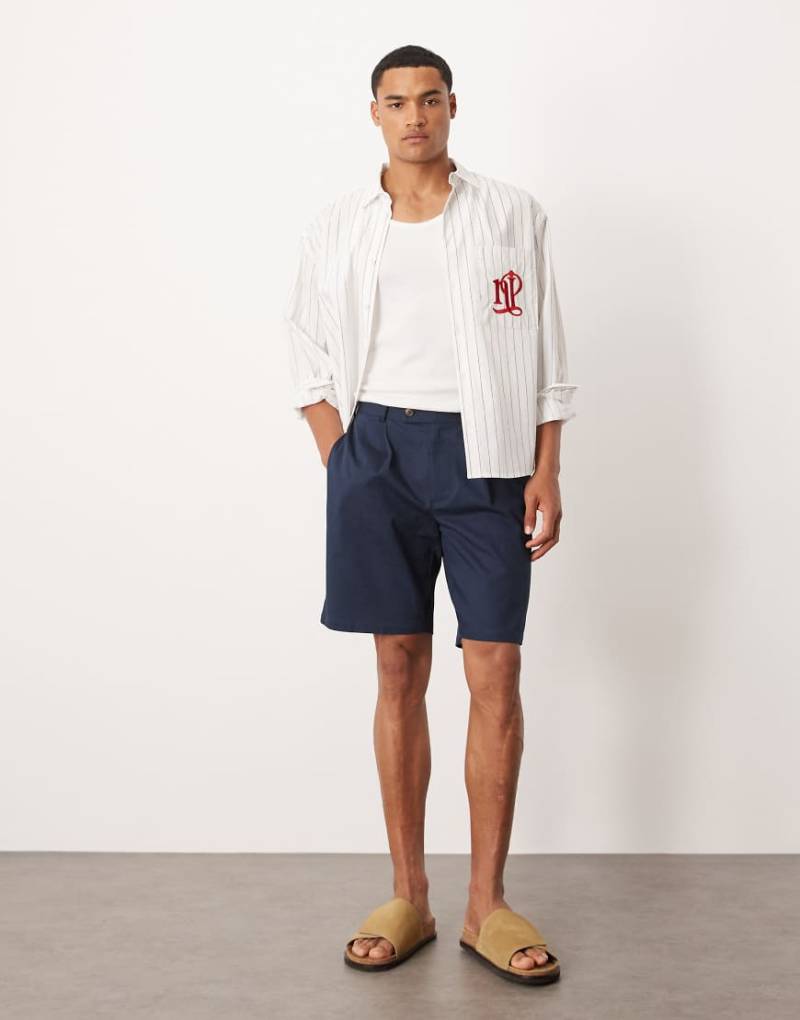 ASOS DESIGN - Gerade geschnittene Chino-Shorts in Marineblau mit Leinen-Optik von ASOS DESIGN