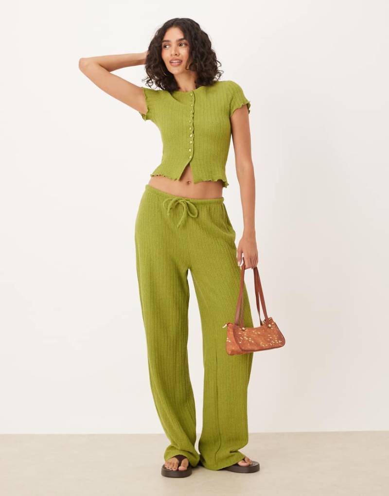 ASOS DESIGN - Gerade geschnittene Häkelhose in Grün mit Bindegürtel, Kombiteil von ASOS DESIGN