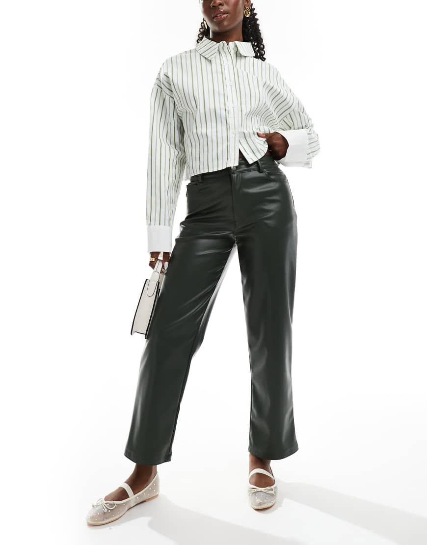 ASOS DESIGN - Hose aus Kunstleder in dunklem Khaki mit geradem Schnitt-Grün ASOS DESIGN - Hose aus Kunstleder in dunklem Khaki mit geradem Schnitt-Grün von ASOS DESIGN