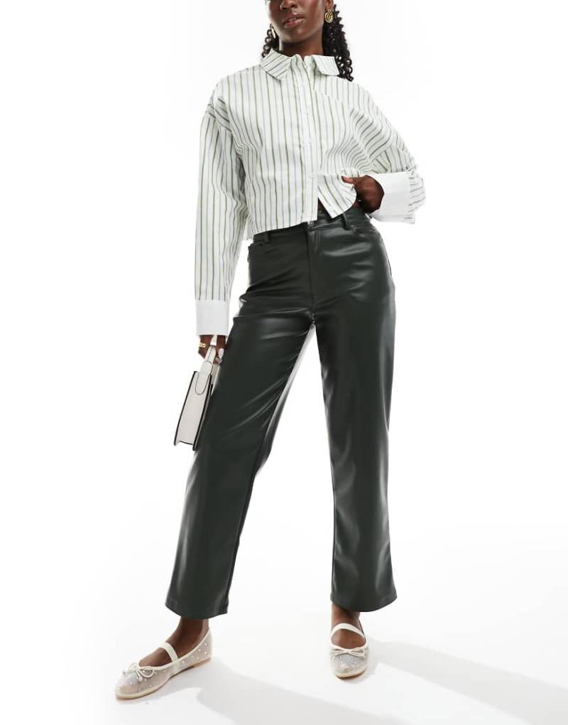 ASOS DESIGN - Hose aus Kunstleder in dunklem Khaki mit geradem Schnitt-Grün von ASOS DESIGN
