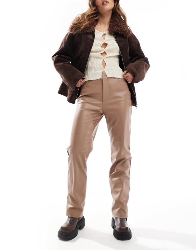 ASOS DESIGN - Gerade geschnittene Kunstleder-Hose in Mokka-Rosa von ASOS DESIGN