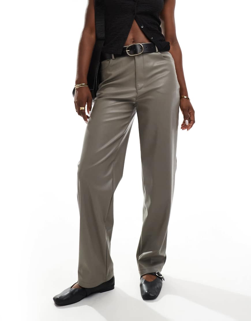 ASOS DESIGN - Gerade geschnittene Kunstleder-Hose in Mokka-Neutral ASOS DESIGN - Gerade geschnittene Kunstleder-Hose in Mokka-Neutral von ASOS DESIGN