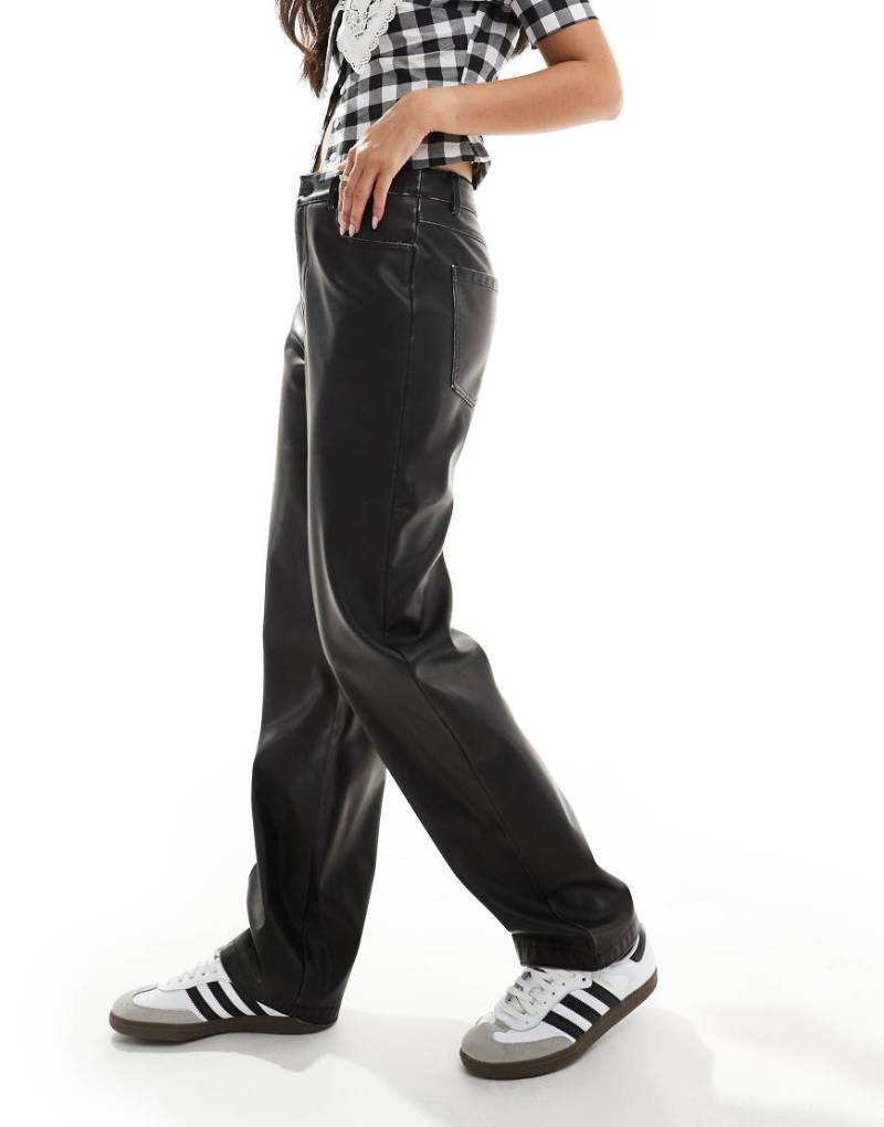 ASOS DESIGN - Gerade geschnittene Hose aus Kunstleder in verwaschenem Schwarz von ASOS DESIGN