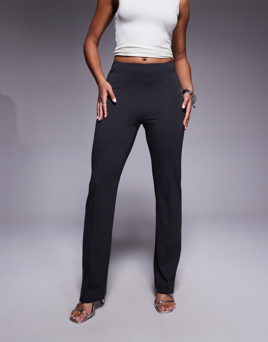 ASOS DESIGN - Gerade geschnittene Hose in Anthrazit mit Biesen und Schlitz am Saum-Grau von ASOS DESIGN