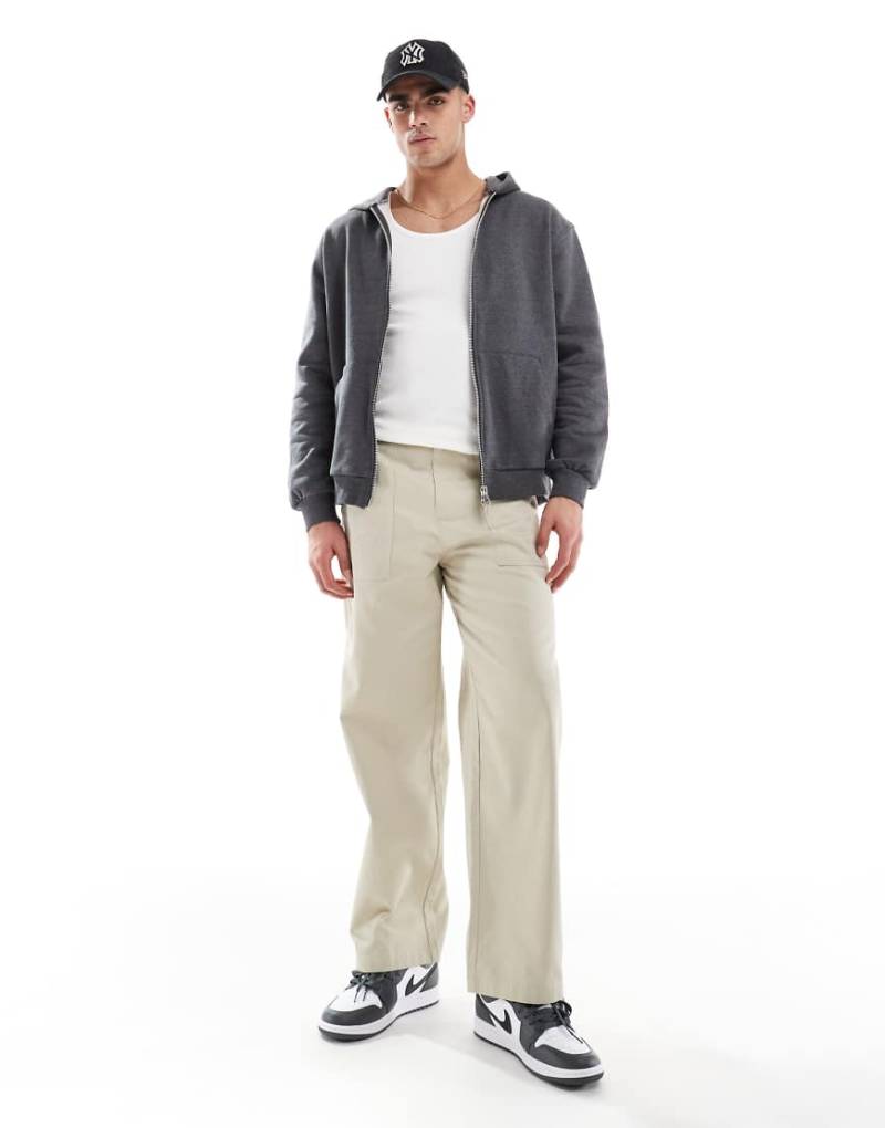 ASOS DESIGN - Gerade geschnittene Hose in Cremeweiß mit Fischgrätmuster von ASOS DESIGN