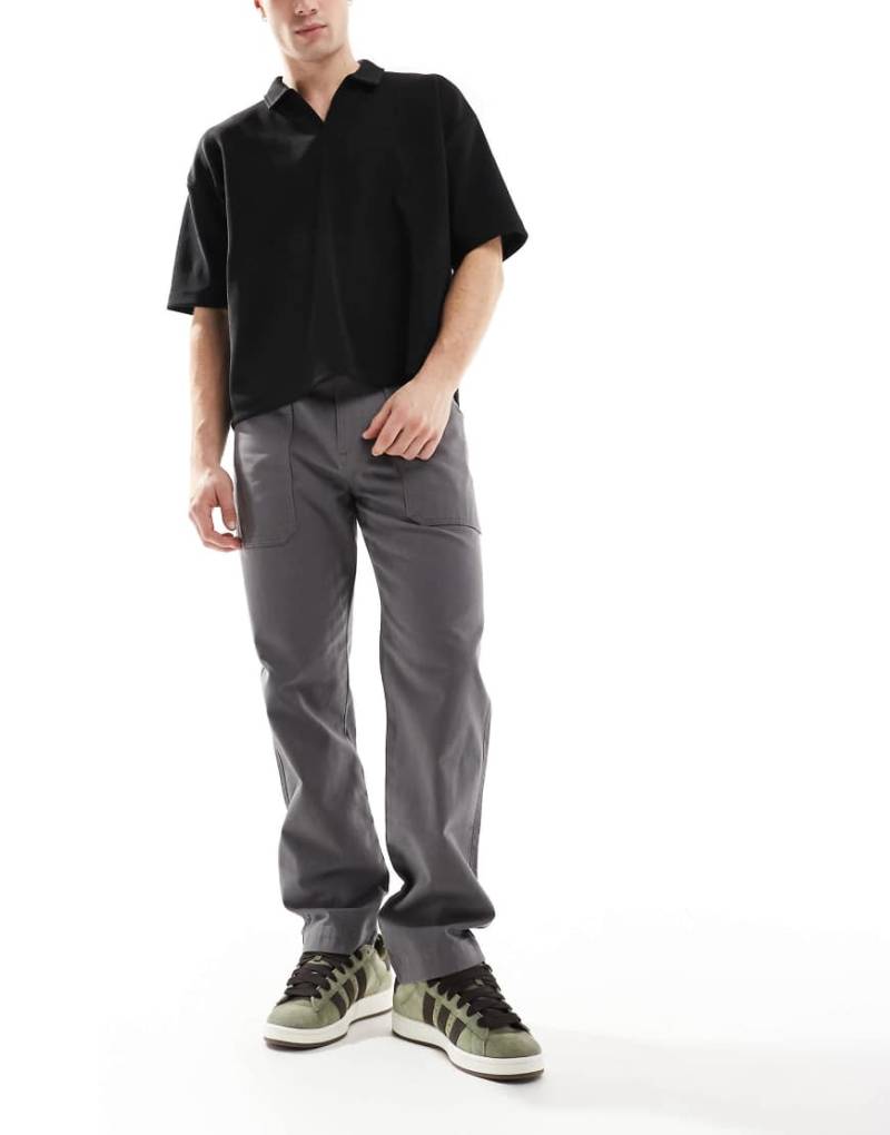 ASOS DESIGN - Gerade geschnittene Hose in Grau mit Taschendetail von ASOS DESIGN