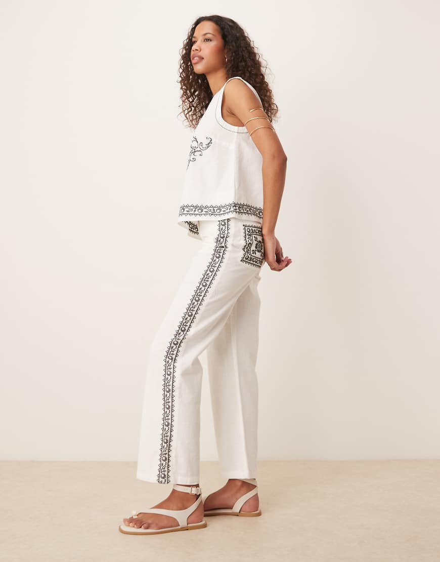 ASOS DESIGN - Gerade geschnittene Hose in Weiß mit Stickerei in Schwarz, Kombiteil-Bunt von ASOS DESIGN