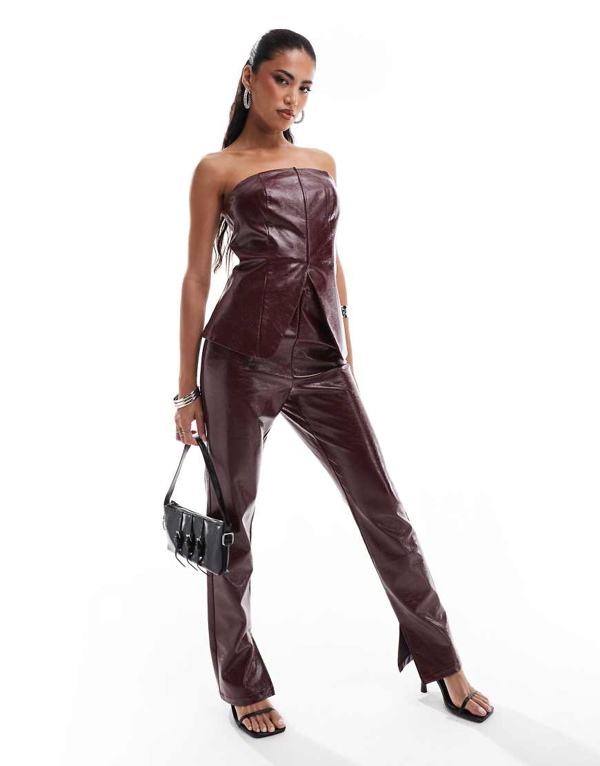 ASOS DESIGN - Gerade geschnittene Hose in gebrochener roter Lederoptik mit Saumschlitz ASOS DESIGN - Gerade geschnittene Hose in gebrochener roter Lederoptik mit Saumschlitz von ASOS DESIGN
