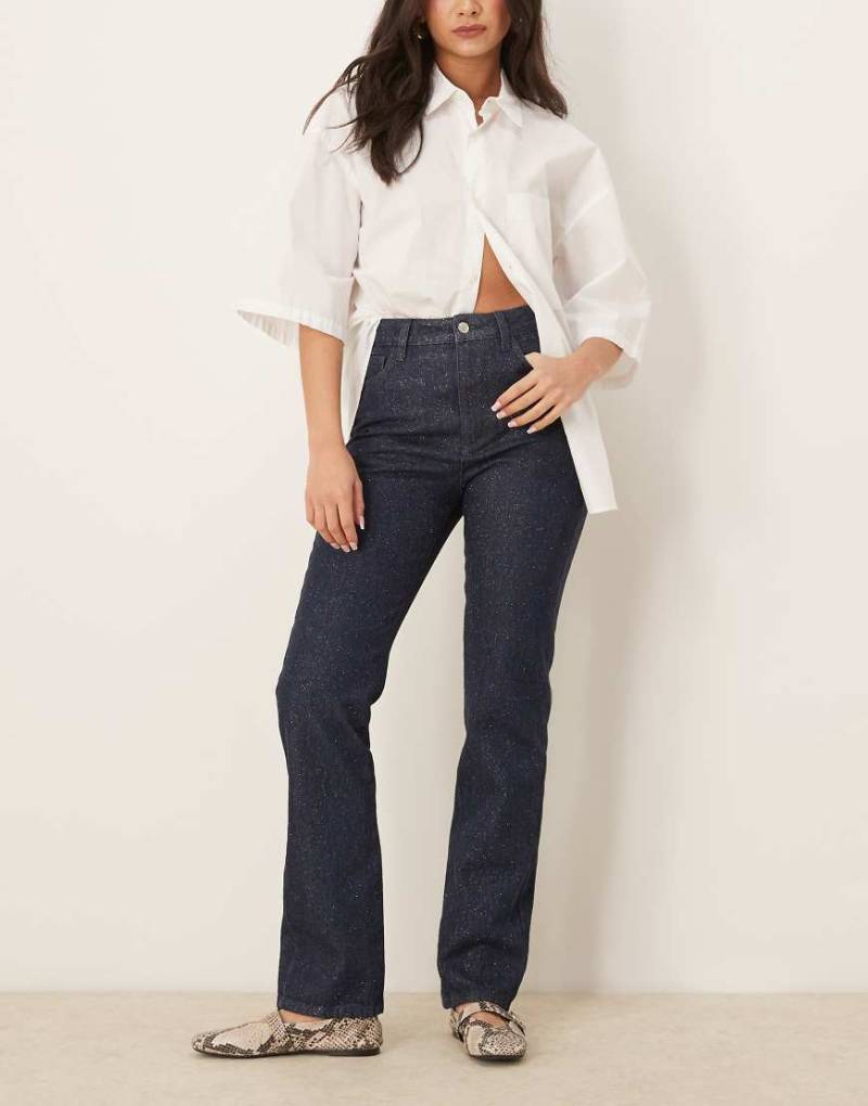 ASOS DESIGN - Gerade geschnittene Jeans im Stil der 90er in Glitzer-Blau von ASOS DESIGN